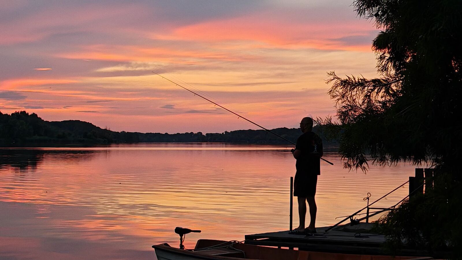 Horgászat naplementekor a stégről